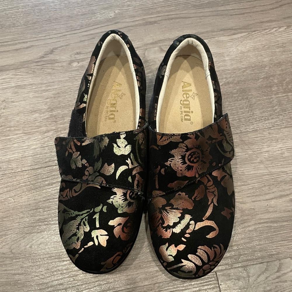 ALEGRIA by PG Lite Black Floral Shoe Size EU 37W US Size 6.5/7 LAU-557W